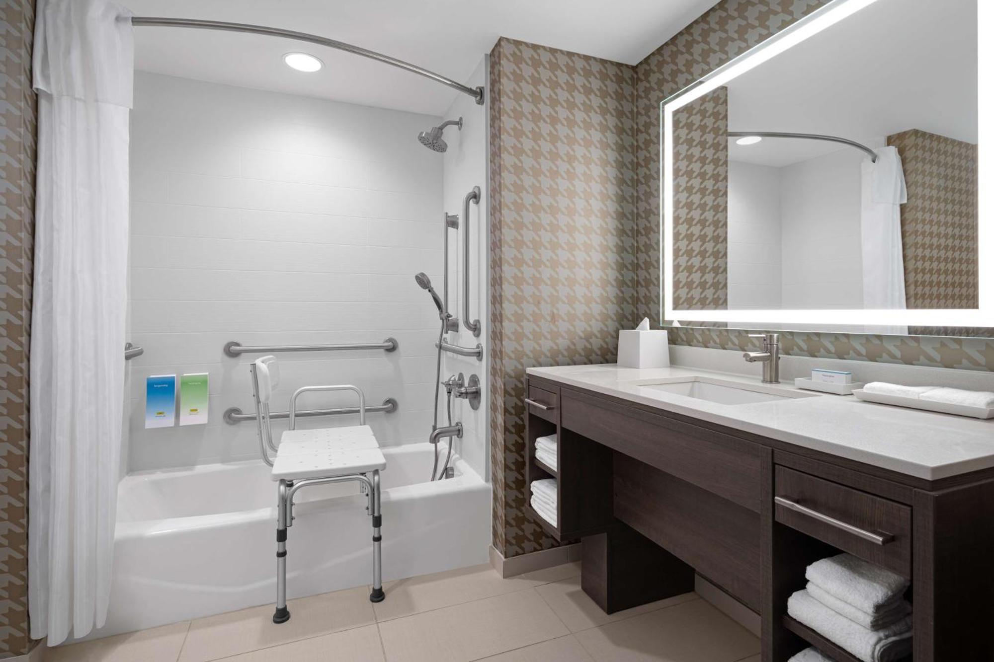 Home2 Suites By Hilton Des Moines At Drake University Bagian luar foto